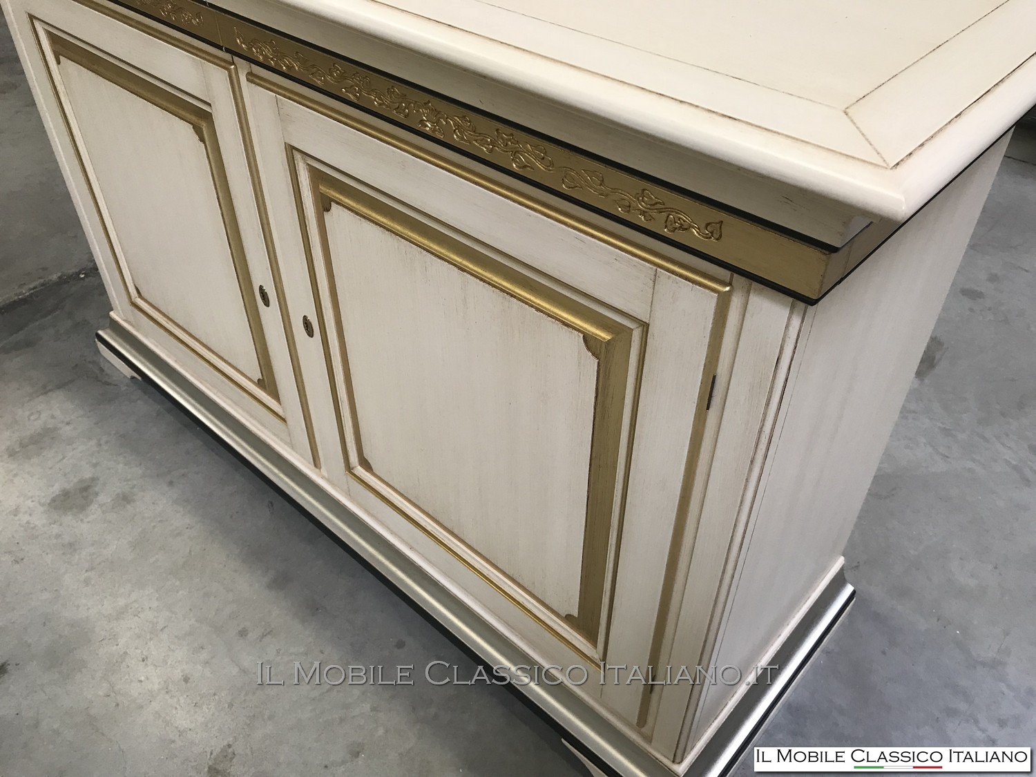 Credenza classica con decoro personalizzata